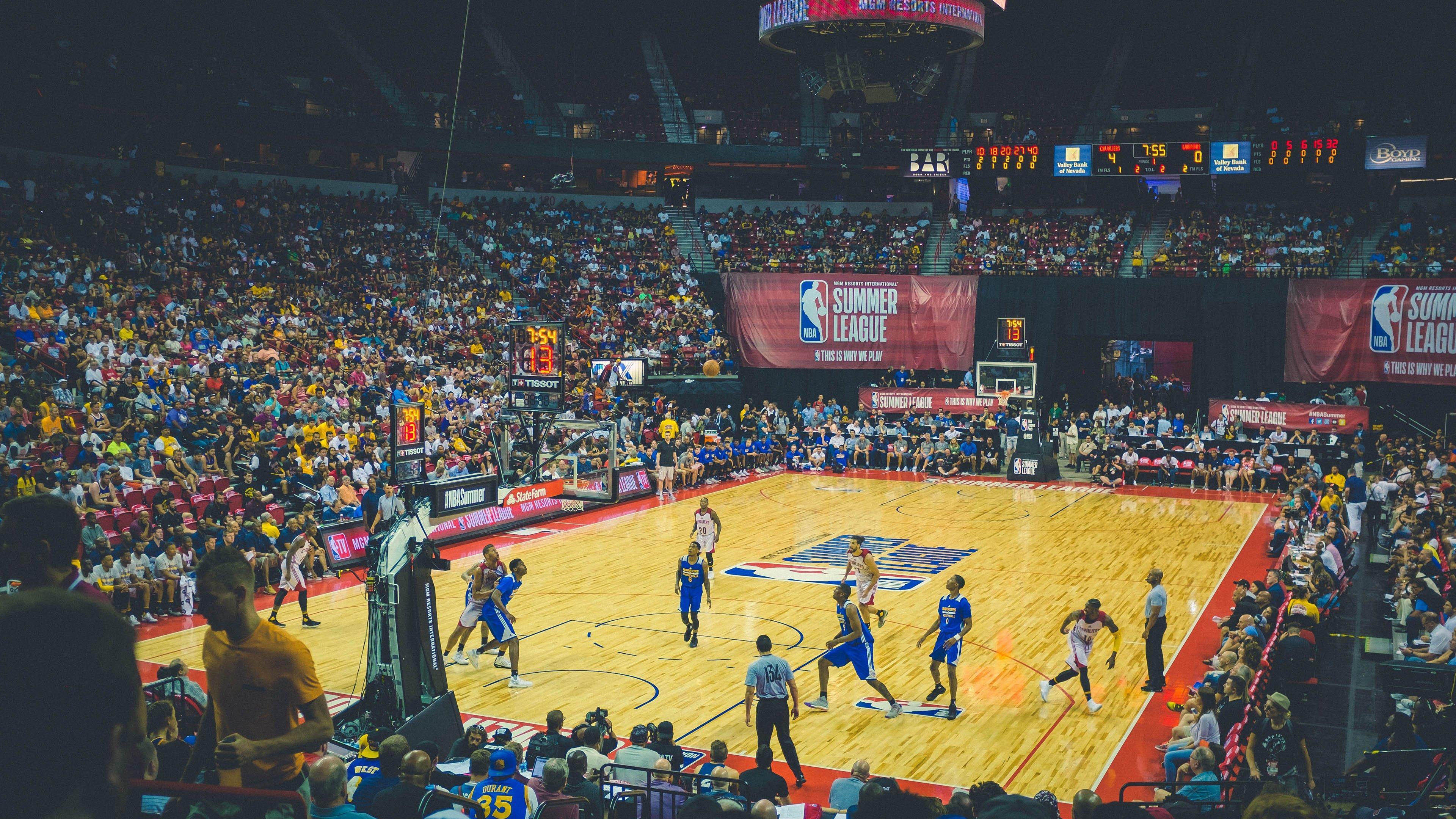 还得练!凯莱布·乐福手感冰凉,下半场八投仅一中得10分